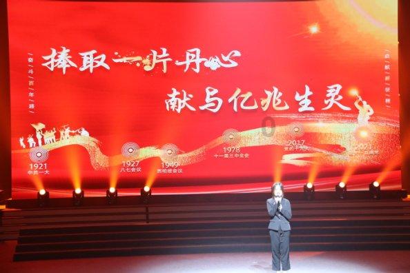 姚安娜亮相北京时装周，穿深v国风礼服，这套造型是否让人感觉到了惊艳？